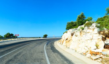 Dağ yolu Türkiye'de deniz kıyısında