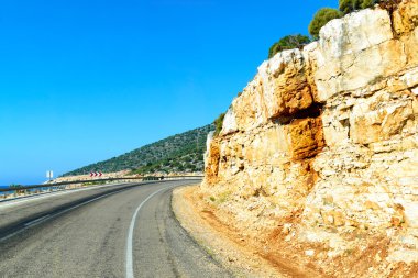 Dağ yolu Türkiye'de deniz kıyısında