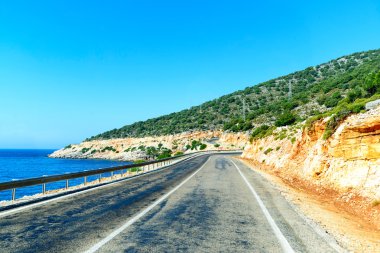 Dağ yolu Türkiye'de deniz kıyısında