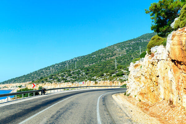 Горная дорога на морском побережье Турции
