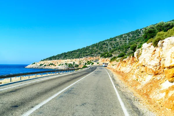 Bergstraße an der Meeresküste in der Türkei — Stockfoto