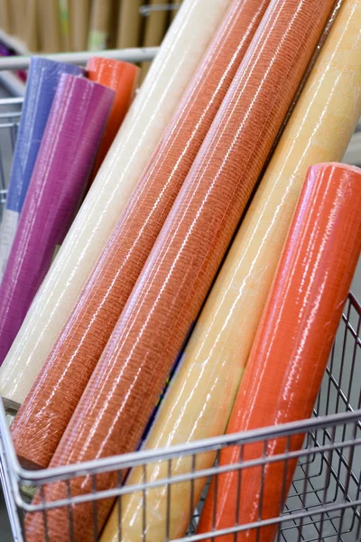 Papier peint coloré dans votre panier au magasin — Photo