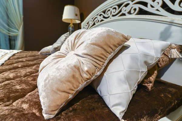 Holzbett Mit Kissen Schlafzimmer — Stockfoto © Yuliia1991 #352503066