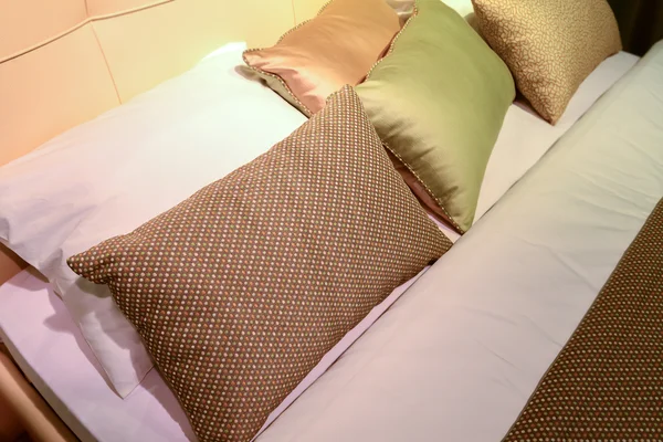 Lyx hotell rummet miljö med säng och kuddar. — Stockfoto