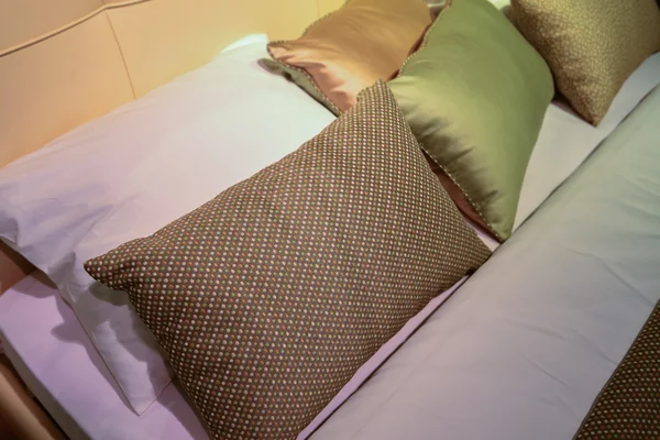 Lyx hotell rummet miljö med säng och kuddar. — Stockfoto