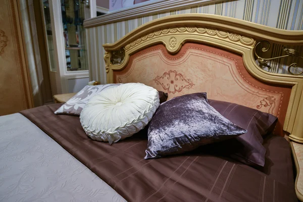 Роскошный гостиничный номер с кроватью и подушками . — стоковое фото