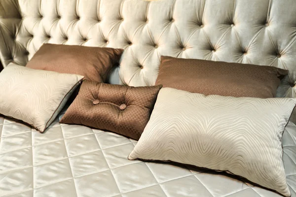 lüks otel Oda ayarı yatak ve yastıklar.