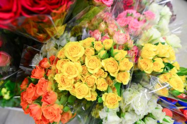 bir çok değişik çiçek çiçek buketi