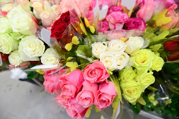 Ramo de flores con un montón de flores diferentes — Foto de Stock