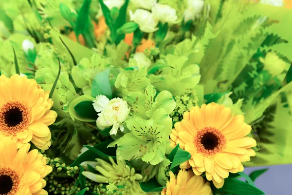 Bouquet de fleurs avec beaucoup de fleurs différentes — Photo