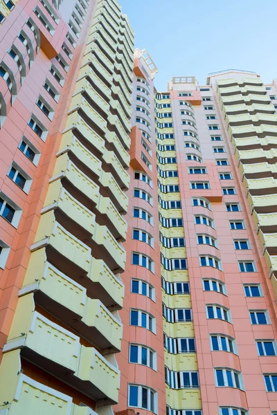 Modernos edificios residenciales de varios pisos en Moscú, Rusia — Foto de Stock