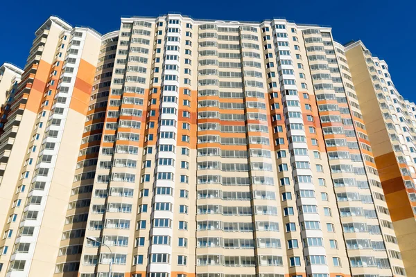 Modernos edificios residenciales de varios pisos en Moscú, Rusia — Foto de Stock