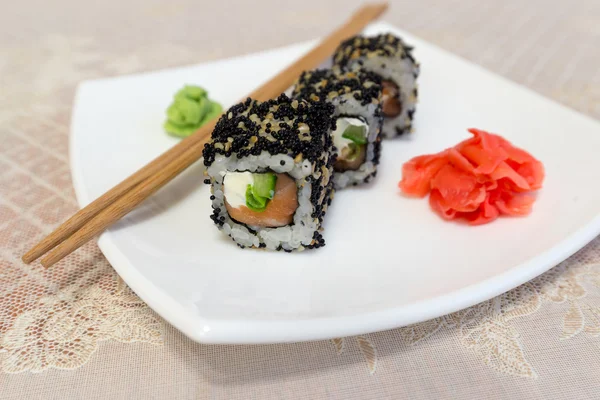 Sushi-Rollen, Wasabi und Ingwer auf Teller — Stockfoto
