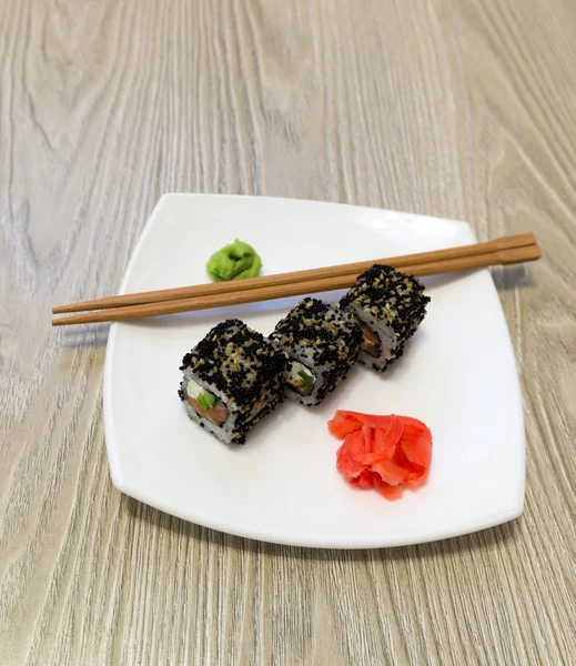 Sushi-Rollen, Wasabi und Ingwer auf Teller — Stockfoto