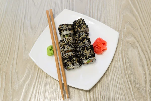 Sushi-Rollen, Wasabi und Ingwer auf Teller — Stockfoto