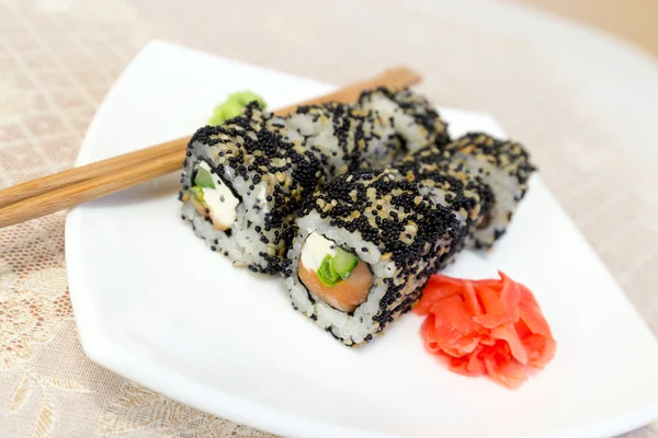 Sushi-Rollen, Wasabi und Ingwer auf Teller — Stockfoto