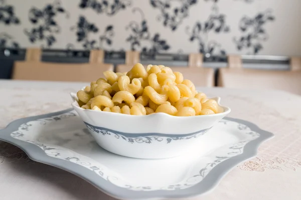 Faire bouillir les pâtes dans un bol sur la table — Photo