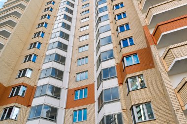 Modern çok öykülü konut 