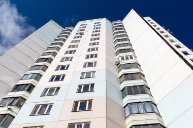 Modern çok öykülü konut 