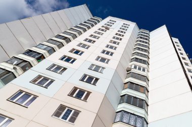 Modern çok öykülü konut 