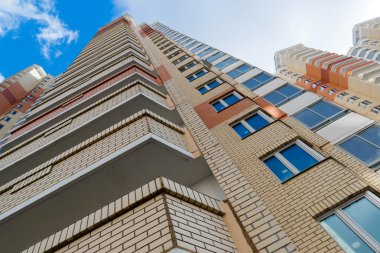 Modern çok öykülü konut 