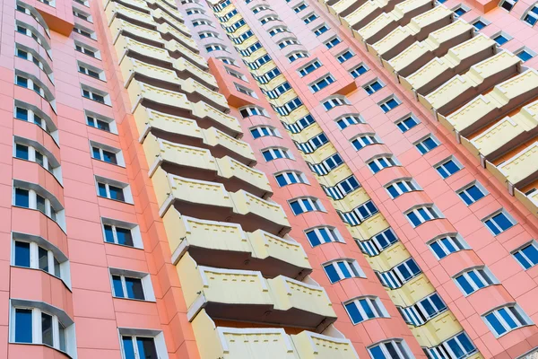Edifícios residenciais modernos de vários andares — Fotografia de Stock