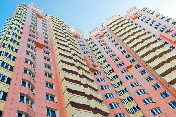 Edifícios residenciais modernos de vários andares — Fotografia de Stock