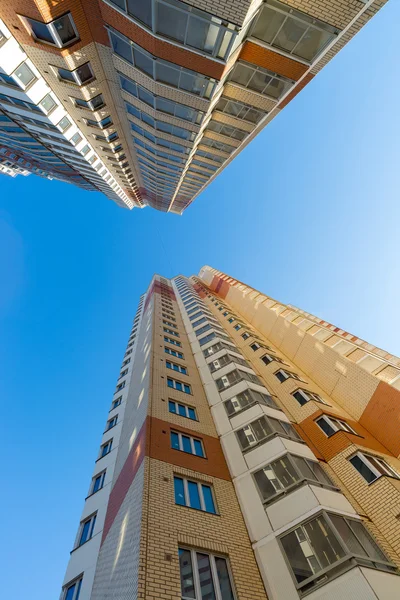 Edificios residenciales modernos de varios pisos —  Fotos de Stock