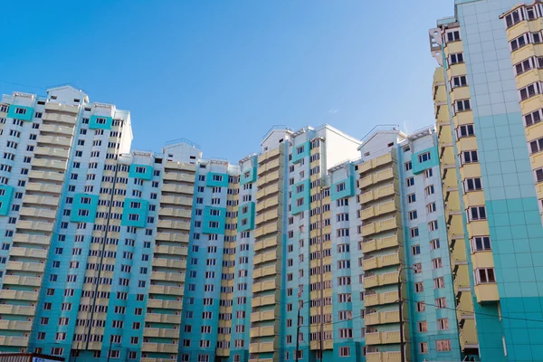 Edificios residenciales modernos de varios pisos — Foto de Stock