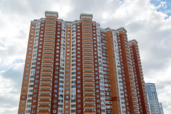 Edifícios residenciais modernos de vários andares — Fotografia de Stock