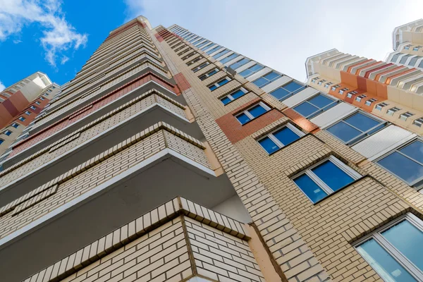 Edificios residenciales modernos de varios pisos — Foto de Stock