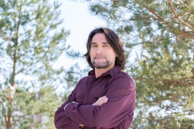 Doğada orta yaşlı bir adam portresi