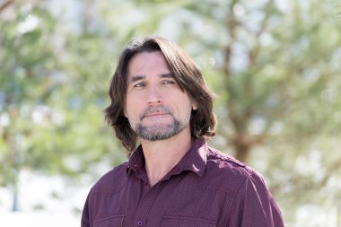 Doğada orta yaşlı bir adam portresi