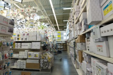 Moskova, Rusya - 3 Mart 2015 avizeler Leroy Merlin deposunun. Leroy Merlin bir Fransız ana-geliştirme ve Bahçe perakendeci on üç ülkede hizmet veren olduğunu