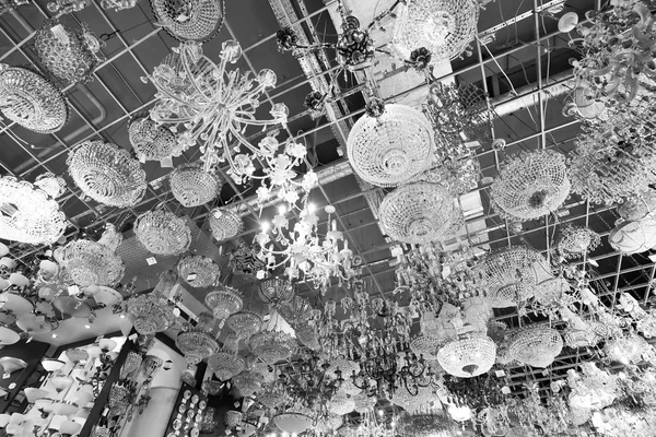 Muitos lustres bonitos loja de luz — Fotografia de Stock