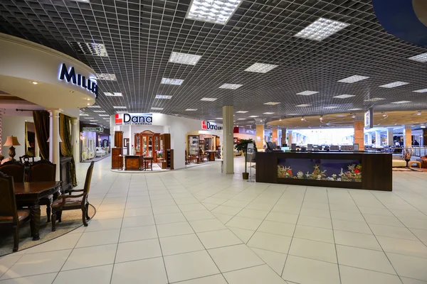 Moskwa, Rosja - 05 marca 2015 r. Wnętrz meble zakupy Kompleks Grand. Meble centrum handlowego Grand - największy sklep w Rosji i Europie. — Zdjęcie stockowe