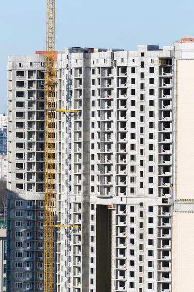 Konstruktion i flera våningar bostadshus — Stockfoto