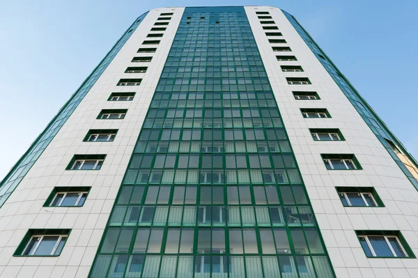 Nieuwe stadsvilla met groen glas — Stockfoto