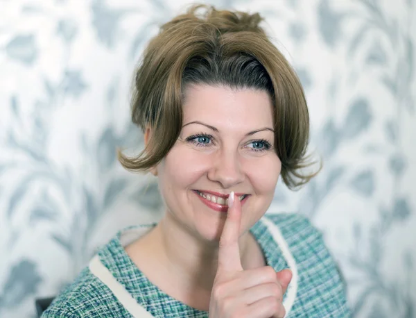 Portrait of woman sitting in living room — Stock Photo, Image