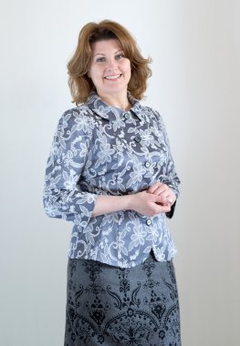 Orta yaşlı bir kadın askirt ve ceket