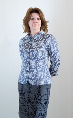 Orta yaşlı bir kadın askirt ve ceket