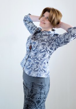 Orta yaşlı bir kadın askirt ve ceket