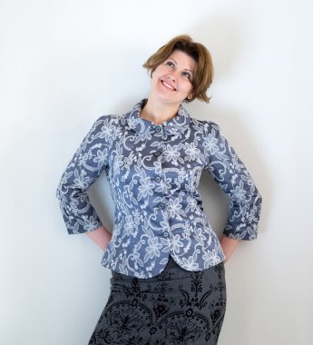 Orta yaşlı bir kadın askirt ve ceket