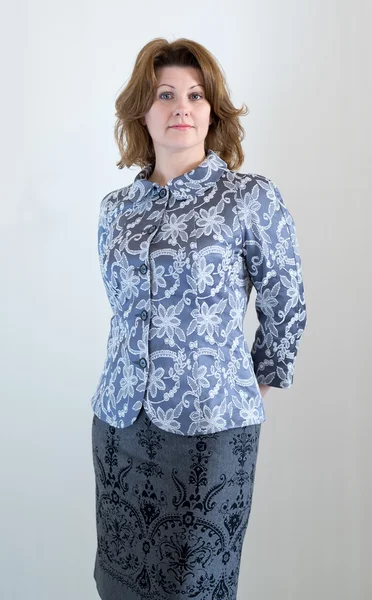 Orta yaşlı bir kadın askirt ve ceket