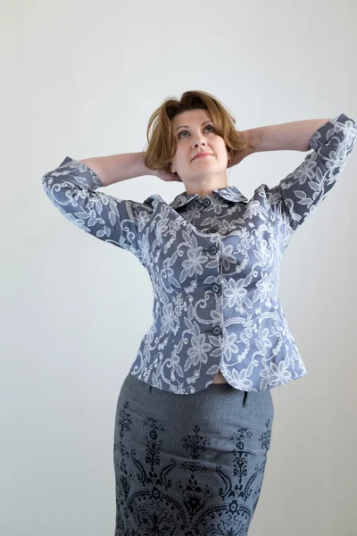 Orta yaşlı bir kadın askirt ve ceket