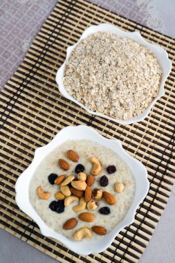 Süt yulaf ezmesi ile fındık ve kuru üzüm