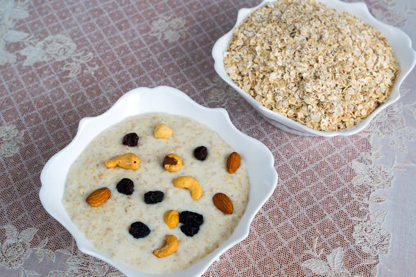 Harina de avena con frutos secos y pasas — Foto de Stock