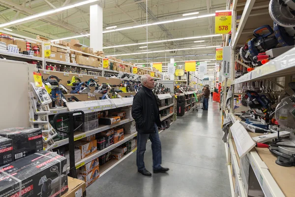 MOSCÚ, RUSIA - 03 DE MARZO DE 2015. hombre hace la compra de Leroy Merlin Store. Leroy Merlin es un minorista francés de jardinería y mejoras para el hogar que atiende a trece países — Foto de Stock