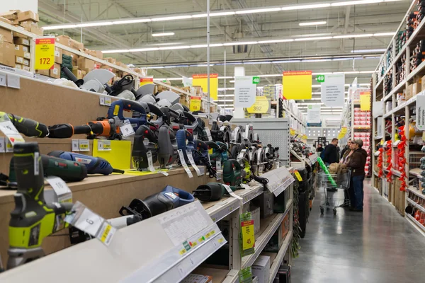 MOSCOW, RUSSIA - marts 03, 2015. mand gør køb af Leroy Merlin Store. Leroy Merlin er en fransk hjem-forbedring og havearbejde forhandler betjener tretten lande - Stock-foto