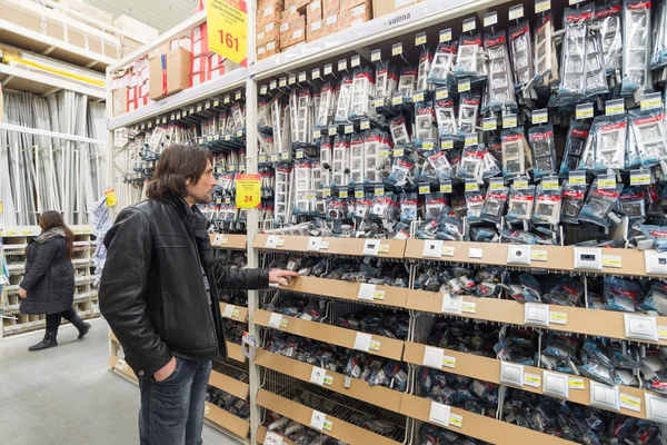 MOSCÚ, RUSIA - 03 DE MARZO DE 2015. hombre hace la compra de Leroy Merlin Store. Leroy Merlin es un minorista francés de jardinería y mejoras para el hogar que atiende a trece países — Foto de Stock